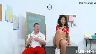 درس شهواني: مدرس ينيك تلميذة مستعدة على المكتب