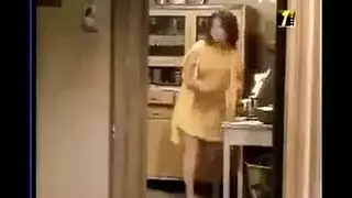 شمس البارودي تخلع قميص النوم في مشهد إباحي وتقبلات شهوانية