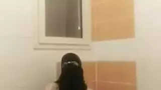 بنات عربيات محجبات ساخنة يتم تناولهن بقوة في فيلم إباحي صريح