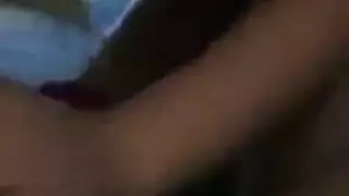 عاهرة عربية مراهقة تُنكح بعمق في مهبلها الحليق