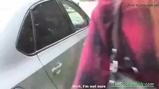  نيك سريع في السيارة: انحناء على الكونسول للدخول العميق