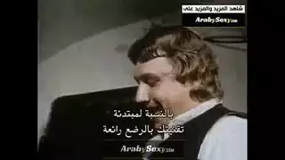 عامل مزرعة إيطالي من المدرسة القديمة يأخذ قضيبًا صلبًا