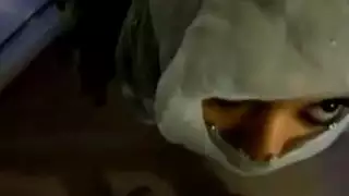 فتاة نقاب تتفنن في مص القضيب وتبتلع كل قطرة