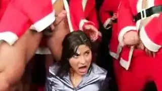 عاهرة بابا نويل تحصل على قذف كبير على وجهها من مساعديه