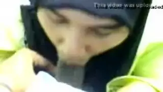 شرموطة محجبة تستمتع بقذف منوي فوضوي على لسانها