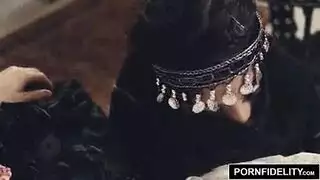 فانتازيا إباحية: ناديا علي كخادمة يستخدمها أميرها