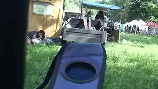 تمويه في الفناء الخلفي: سحب موعدته لمشهد إباحي سريع