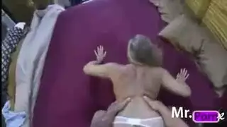 كارينا كابور تتعرض لمص و جماع على صدرها العاري