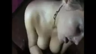 فتاة الشوكولاتة تُدمر بعدة أعضاء في مشهد إباحي