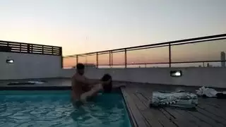 يضحك حمامات الشمس