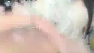 الخنثى المراهقة المنقطة ذات الثدي الكبير تمص وتضاجع في مشهد جماعي