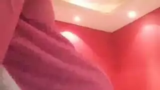 خلف الكواليس: جلسة تصوير صريحة لفنان كريناسكس