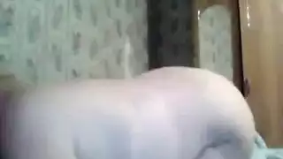 المعلم الياباني أحمر الشعر معصوب العينين