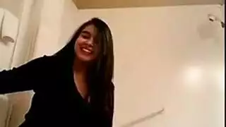 إغراء حارق: فتاة تتباهى بكسها وطيزها المثاليين في بورن هاردكور