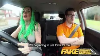 مص ساخن في السيارة وركوب الفرج مع وجه جميل