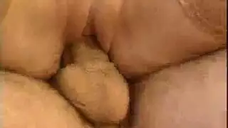 امه تدخل عليه وهو نايم وعاري وزبه كبير