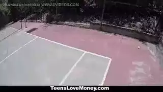 فتاة الفروسية تحصل على جماع بطريقة الفحل من قضيب أسود كبير