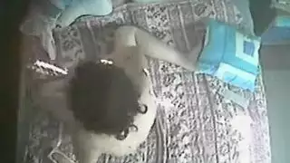 زوجة أبي تلتقطني وأنا ألعب بقضيبي