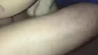 ثعلبة مراهقة تظهر مهبلها الوردي الناعم للإباحية