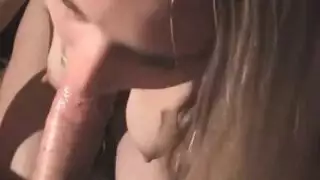 فتاة شقراء جميلة تتعرض لعملية جماع جماعي في فيلم صريح