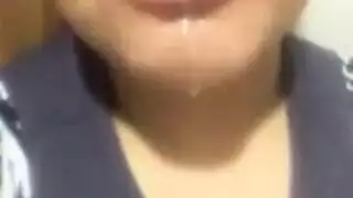 فتاة وقحة تتوق لقضيب طويل عميق في فرجها وثدييها