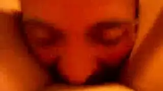 شاب شاب يلتهم ثدييها العصاريين بنهم