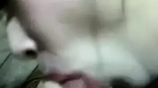 زوج مخدوع يصور زوجته وهي تمص قضيب عشيقها