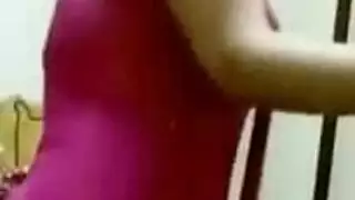 أداء استربتيز ساخن: اللعب بكسيها المثير على المسرح