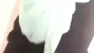 عاهرة محجبة تطيع المالك العنيف لممارسة جنس قاسي في الشقة