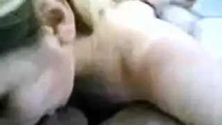 جميلة شابة تتعمق في الحلق وتنكح بقوة في كوخ ريفي