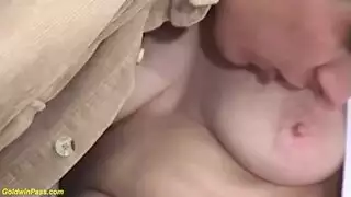 قضيب شاب يمارس الجنس مع فرج امرأة ناضجة ممتدة