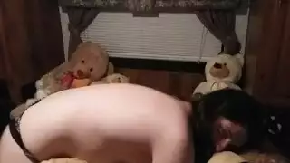 فرج هذا الدب الصغير يُلعق ثم يُملأ