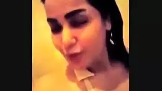 سما تئن بصوت عال أثناء جنس حلق عميق