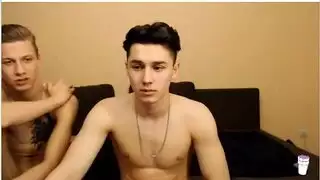 أربعة رجال في منافسة إباحية لمعرفة من الأضخم