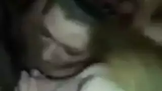 فتاتان وقضيب واحد: مشهد إباحي ثلاثي مثير