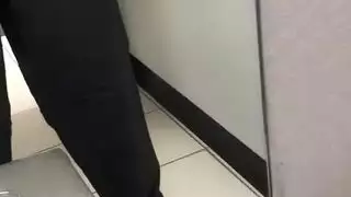 ثلاثي في قاعة البلياردو: شابان يضاجعان عاهرة راغبة