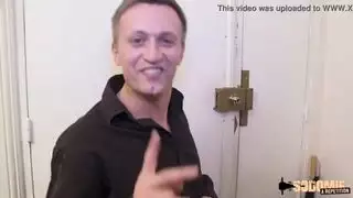 فتاة آسيوية تصرخ من اختراق شرجي مكثف في مقطع إباحي