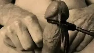 عاهرات صغيرات مقيدات ويتم تدميرهن في مشهد إباحي قاسي