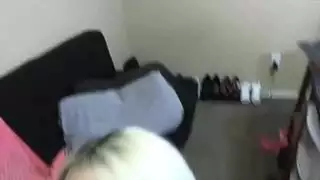 فتاة مراهقة تأخذ قضيباً كبيراً في فمها