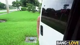 لاتينية صغيرة تتعرض للضرب في السيارة من قبل فحل بزبل كبير أسود