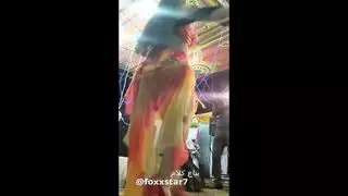 رقصة إثابة لعاهرة وقحة توقظ قضيباً نائماً للإباحية