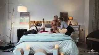 امرأة إسبانية ناضجة تهيمن على شاب وسيم في السرير