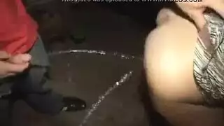 شقراء مفلسة تتلقى مداعبة بالأقدام وتلعق الأصابع في مشهد إباحي