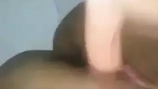 امرأة ناضجة تعلم شاباً يافعاً درساً في السرير