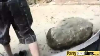 خادمة مقيدة في جلسة جنس عنيف