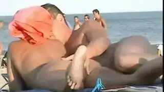 عاهرات صغيرات بالزي المدرسي تأخذ عدة قضبان سوداء ضخمة