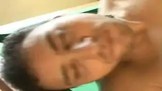 فتيات مراهقات يركبن بقوة في العيد شريط جنسي صريح