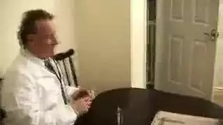 امرأة ناضجة ممتلئة الجسم ترتدي ملابس داخلية مثيرة تمارس الجنس بخشونة في مشهد إباحي