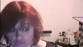 إباحية غير متوقفة: فتاة مجعدة بصدر كبير تركب قضيباً ضخماً