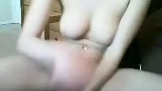 مراهق يركب دساراً زجاجياً سميكاً بأثداء كبيرة ويطلق قذفاً ساخناً